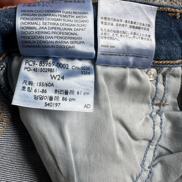 NWT Levi's Classic Iconic Denim Skirt in Medium Wash - Picture 6 of 8